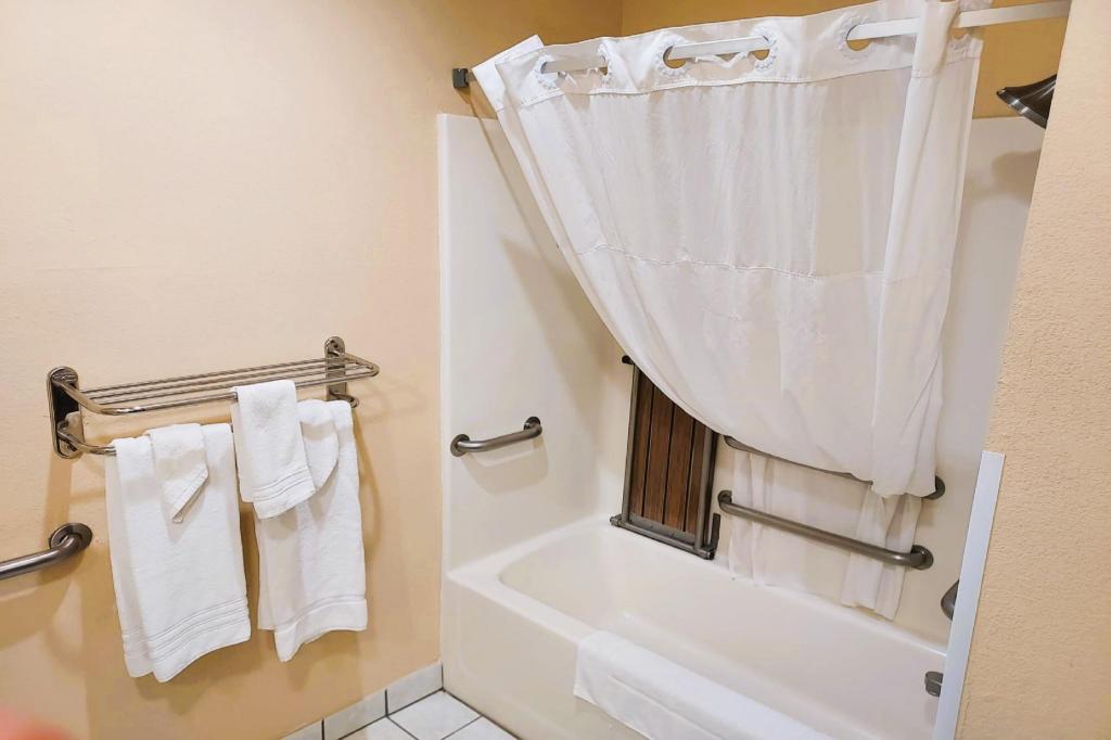 McPherson Inn By OYO, I-135