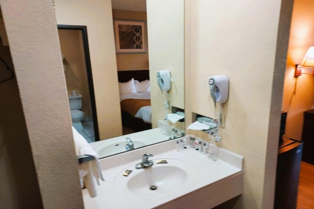 McPherson Inn By OYO, I-135